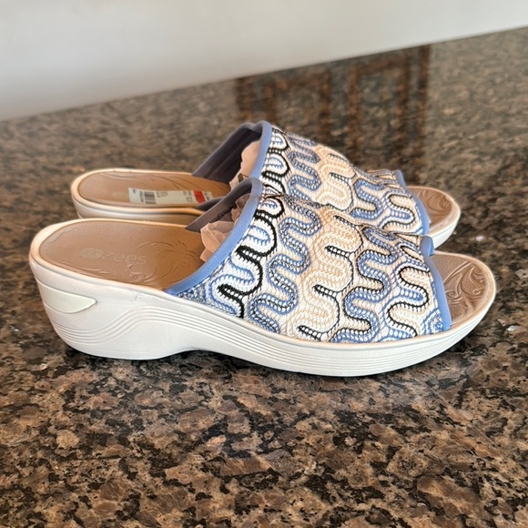 Bzees Women's Slip-On Sandals - Blue and White NWT - Picture 3 of 11